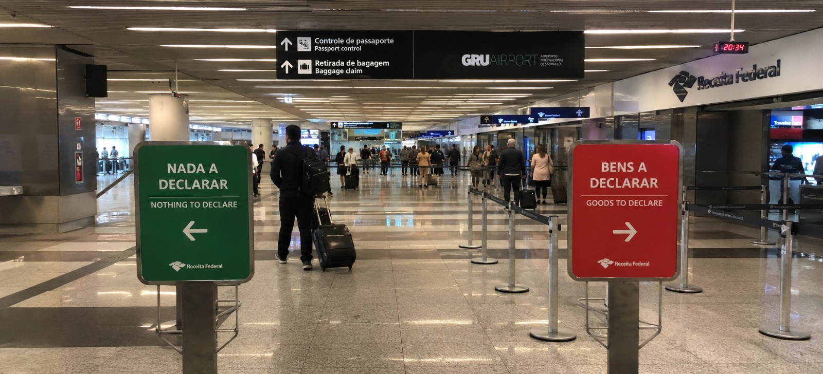 Sinalização dos canais verde e vermelho no desembarque do aeroporto de Guarulhos