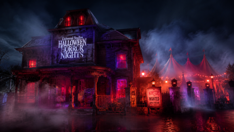 As 10 Casas Assombradas do Halloween da Universal Casas assombradas do Halloween da Universal com neblina e iluminação de terror à noite