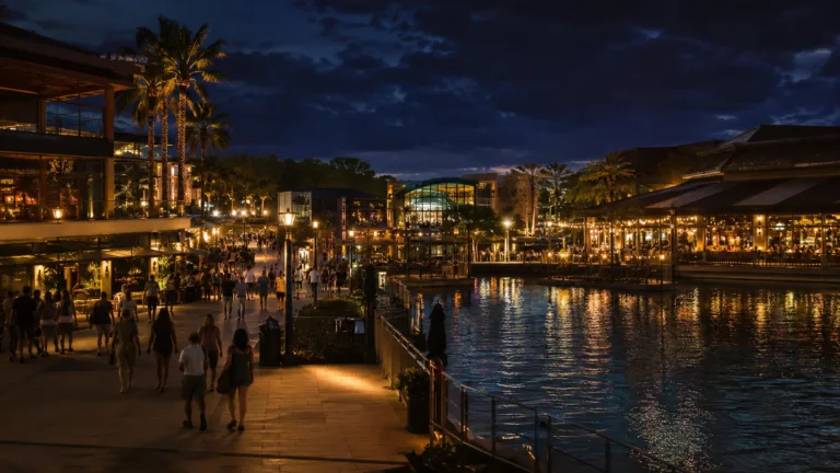 O que fazer à noite em Orlando: complexo de entretenimento iluminado com restaurantes e lojas